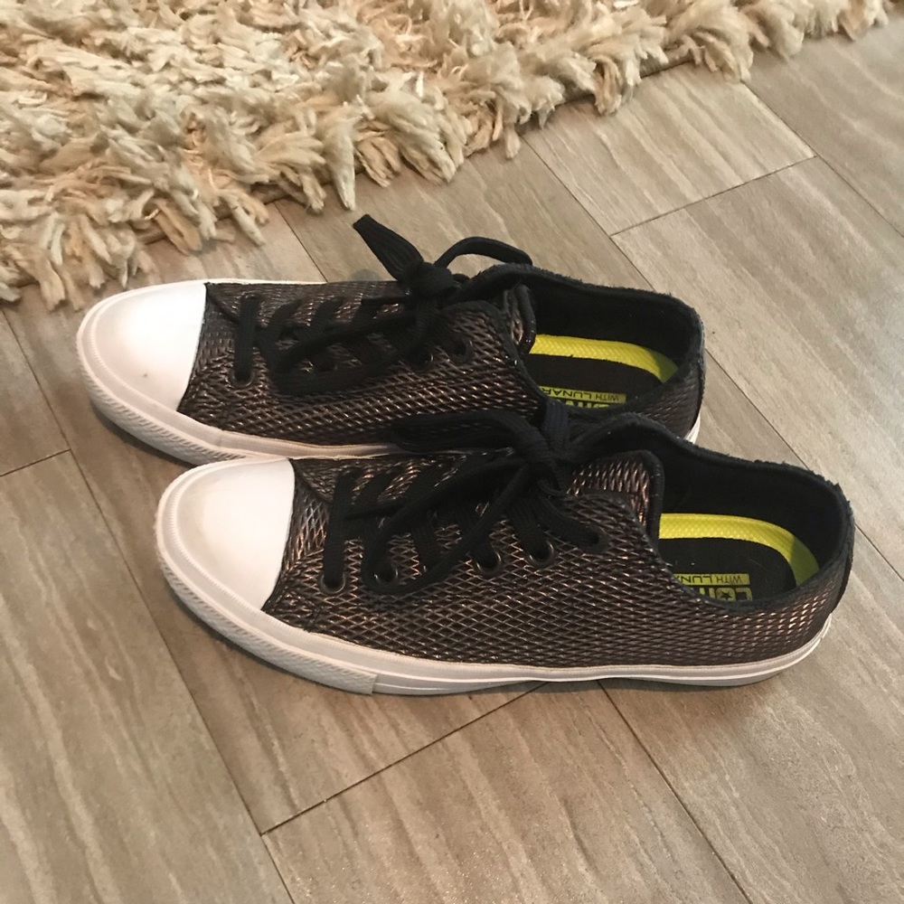 Womens sz 9 converse tennis shoes